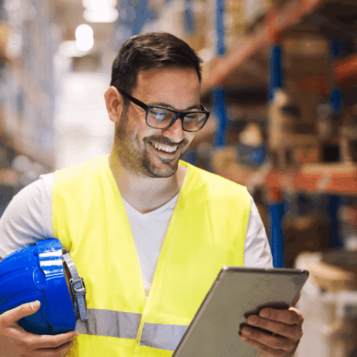 Montážny pracovník na solárne panely a skladové regály Montážny pracovník na solárne panely a skladové regály